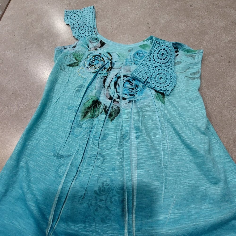 7 WONDERS Women's Blue Floral Print Top w/Embroidery Shoulder Straps  Size Small